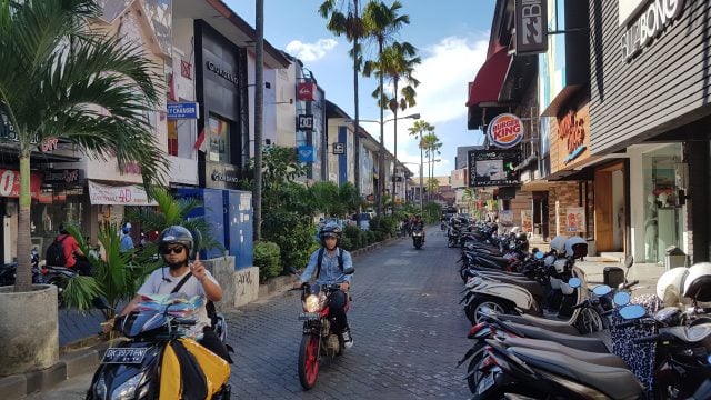 calles centro kuta bali indonesia
