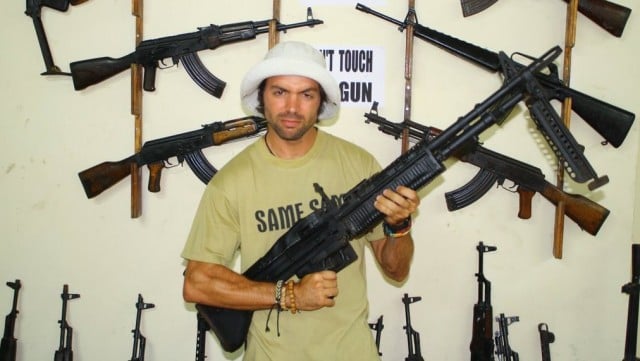 amatralladora-tirar-ak47-sudeste-asiatico