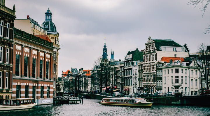 costo hospedaje holanda