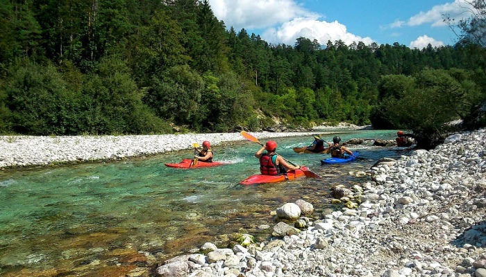 Personas haciendo kayak en un río